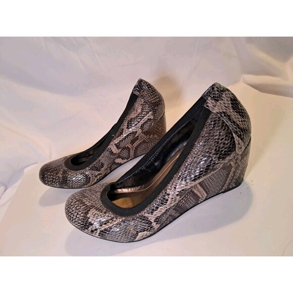 BCBG Paris Snakeskin Wedge Shoes 2.5" Heel Slip On Size 8B Pumps Gray Brown - Picture 4 of 10